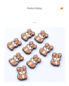 Detailsicht von zehn Silikonperlen im Eichhörnchen-Design für Baby-Schnullerketten