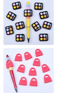 Makro-Detail von Silikon-Lidschatten-Perlen und gesteppten Taschenanhängern für DIY-Handwerk