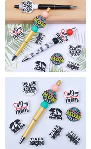 Dettaglio di penne fai-da-te con perline in silicone e design CAT MOM e Mama Bear