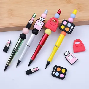 Set di penne fai-da-te con ciondoli a forma di rossetto e profumo in colori metallici