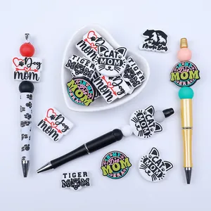 Set penne fai-da-te con perline in silicone Dog Mom e Cat Mom in una ciotola a cuore