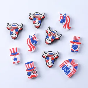 Lot de 10 breloques de chaussures PVC Fête de l'Indépendance USA avec gnomes et taureaux