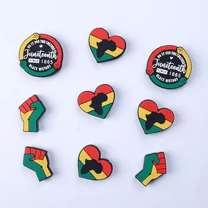 Set mit PVC-Schuhanhängern im Pan-Afrikanisch-Stil mit Juneteenth- und Black History-Motiven