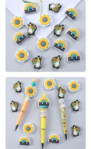Dettaglio perline di girasole in PVC e penna fai-da-te con citazione You Are My Sunshine
