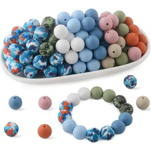 Flache Ansicht bunter Silikonperlen für DIY-Armbänder mit Camouflage- und Unimustern