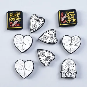 Set de 9 adornos para zapatos estilo gótico con motivos místicos y corazones en material PVC