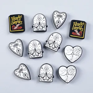 Abalorios para zapatos estilo gótico de PVC con diseños de corazón, libro y calavera