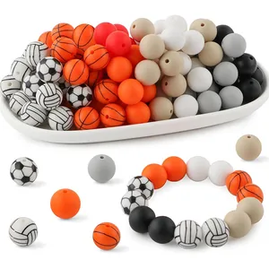 Detailansicht von Silikonperlen mit Basketball- und Fußballstruktur für DIY-Schmuck
