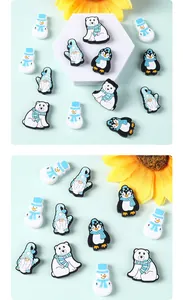 Makroansicht winterlicher PVC-Schuhanhänger mit Schneemann, Pinguin und Eisbär