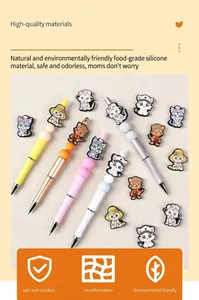 Detalle de bolígrafos de cuentas DIY con lindas cuentas de silicona de gato de dibujos