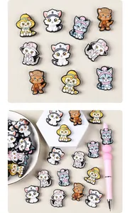 Detalle de dijes de gato de silicona de colores para bolígrafos DIY y accesorios de calzado