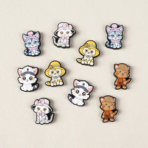 Set de dijes de gato de PVC con sombreros coloridos para accesorios DIY y decoración