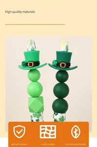 Nahaufnahme der St. Patrick's Day Silikonperlen mit Glückshut und grünen Kleeblatt-Mustern