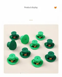 Nahaufnahme grüner 3D-Kleeblatt-Silikonperlen für St. Patrick's Day DIY-Bastelarbeiten