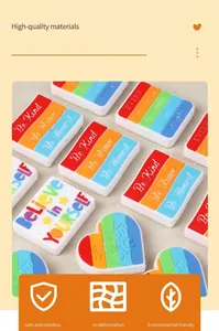 Dettaglio di perle in silicone a cuore con scritte in rilievo Dream Big e Be Kind in colori