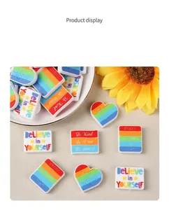 Dettaglio di perline in silicone a cuore e rettangolo con frasi motivazionali arcobaleno
