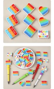 Dettaglio di perline in silicone colorate con frasi motivazionali per penne DIY