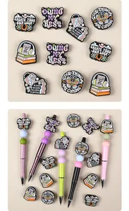 Détails de breloques inspirantes et stylos à perles DIY pour projets créatifs