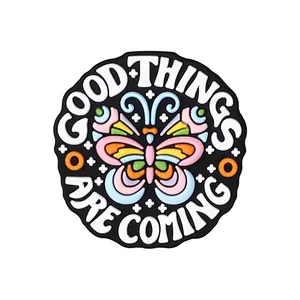 Breloque papillon noire en PVC avec texte Good Things Are Coming et ailes colorées