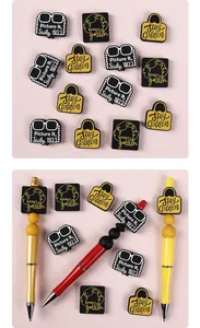 Détail de perles en silicone Stay Golden et stylos à perles DIY sur fond rose doux