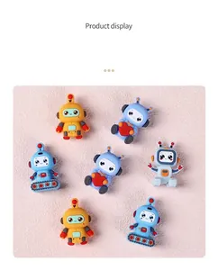 Vista macro de siete lindas cuentas de silicona de robot 3D para bolígrafos DIY