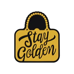 Charm per scarpe a forma di borsa gialla con scritta Stay Golden e manico a catena nero