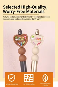 Détail de perles en silicone en forme de cœur avec texture bois et matériau durable