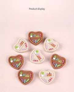 Vue détaillée de perles en forme de cœur avec bibliothèque miniature et motifs bois