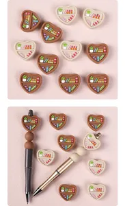 Détail de perles cœur en silicone avec motif de livres pour la création de stylos