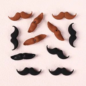 Detailansicht der Silikonperlen in Schnurrbartform für DIY-Schmuck in Schwarz und Braun