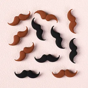Detailansicht von Schnurrbart-Silikonperlen in Schwarz und Braun für DIY-Schmuck