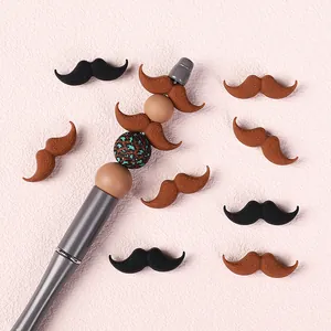 DIY Perlenstift mit Schnurrbart Silikonperlen und Leopardenmuster auf rosa Hintergrund