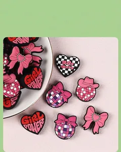 Collection de charms de chaussures rose Y2K avec boules disco et motifs de cœurs variés