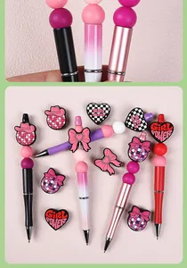 Détail de stylos à perles DIY avec breloques cœur rose et perles Girl Power