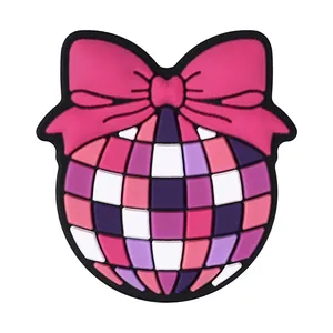 Décoration de chaussure avec nœud rose et boule disco colorée en PVC souple