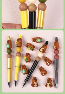 Primer plano de cuentas de silicona de Capibara 3D en bolígrafos de colores para manualidades
