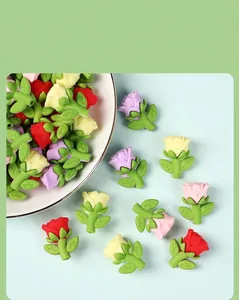 Vue détaillée de perles roses 3D en silicone coloré avec feuilles pour création de bijoux