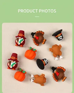 Detalle de dijes de PVC de Acción de Gracias con pavos coloridos y mini calabazas
