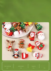 Vista macro di perline natalizie 3D in silicone senza BPA con Babbo Natale e renne