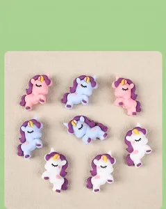 Vista dettagliata di perline unicorno in silicone 3D colorate per gioielli e artigianato