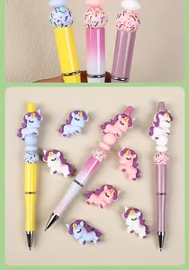 Dettaglio di perline di unicorno 3D in silicone e penne fai-da-te colorate con animali