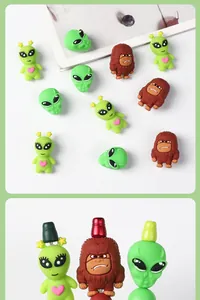 Detalle de cuentas de silicona 3D de alien y bigfoot instaladas en una varilla de metal DIY