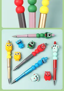 Detail von bunten 3D-Silikon-Monster- und Tierperlen-Aufsätzen auf lustigen Cartoon-Stiften