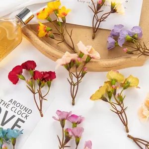 Primer plano de mini flores artificiales de colores con pétalos y tallos reales