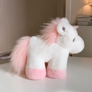 Flauschiger Einhorn Schlüsselanhänger aus weißem Kaninchenfell mit rosa Mähne