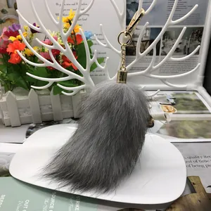 Gros plan détaillé d'un pendentif queue de renard grise en fourrure avec fermoir