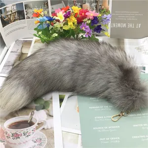 Détail d'un porte-clés en fourrure de renard argenté avec fermoir en métal doré