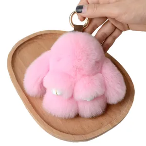 Portachiavi con coniglietto di peluche rosa con anello in metallo dorato su vassoio