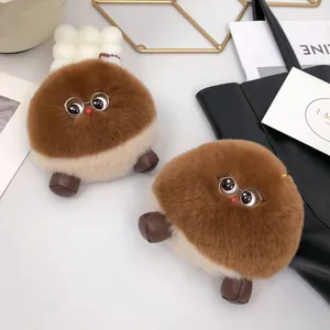 Lindos llaveros de piel de conejo rex con gafas sobre un fondo de estilo de vida