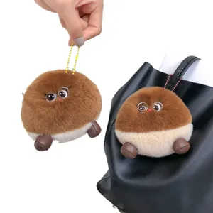 Lindo llavero de peluche de piel de conejo con forma de castaña en bolso de cuero negro
